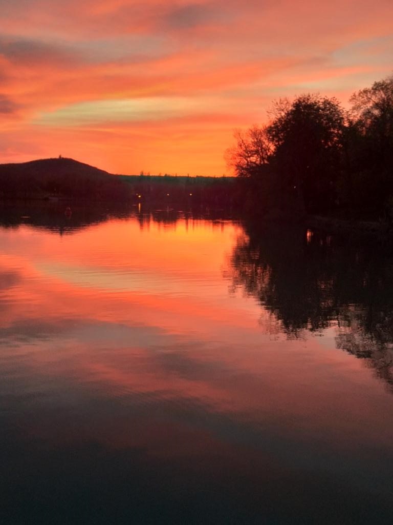 coucher de soleil sur le plan d'eau