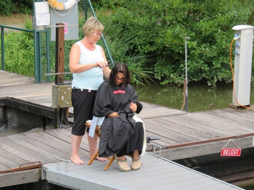 COUPE DE CHEVEUX SUR LE PONTON